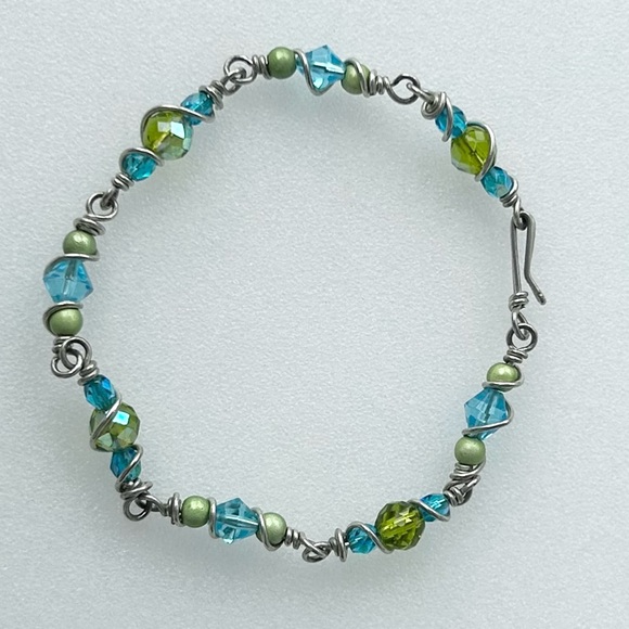 Wired Beaded Bracelet 7.5โ Art Glass Faceted Blue and Green - Picture 3 of 4
